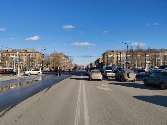 В Ухте водитель Land Cruiser сбил пожилую женщину, сдавая задним ходом